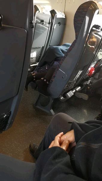 高铁的素质就是这样吗？两个人占6人座位，一人睡觉一人玩手机！视频1