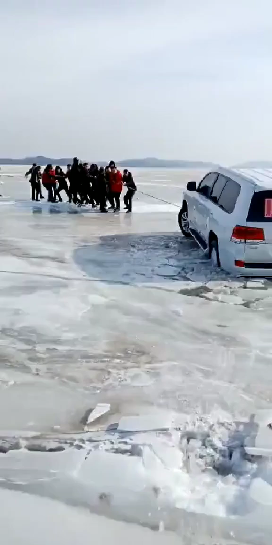 这下完了，有钱就是任性没事开车上冰上玩漂移视频1