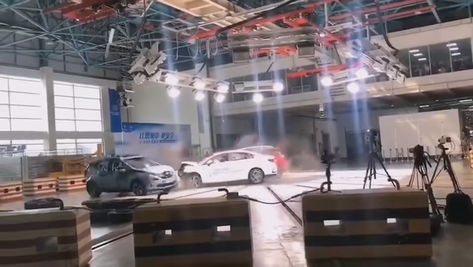 全球首次电动汽车，三车碰撞视频1
