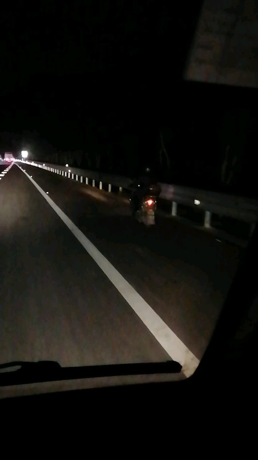 刚刚京台高速下来，上G15沈海高速应急车道上竟有人骑着电瓶车视频1