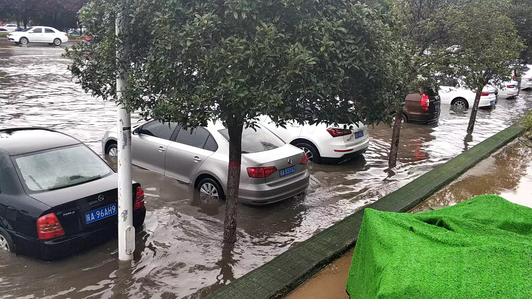 西安市长安高新雁塔三区交界三不管地带只要下雨就成河无人管视频1