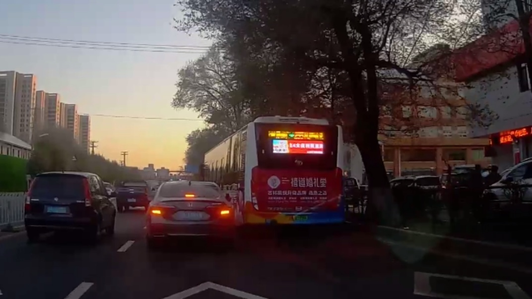 公交车压线剐蹭马自达不停车直接走了～视频1