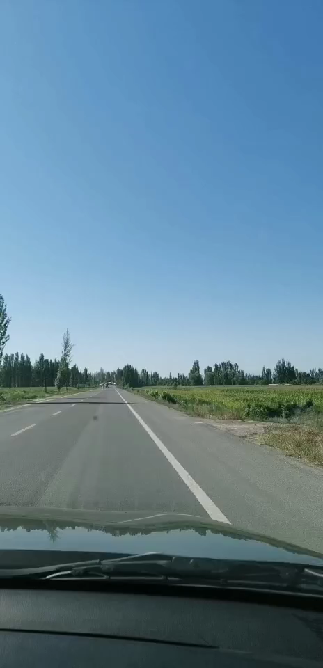 让人神经错乱，限速到怀疑人生的新疆公路😂视频1