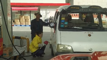 一人一车去西藏：听说霸道用这招，可以多加几十块的油，你见过吗视频1