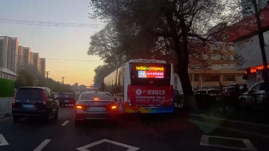 黄河大街公交车剐蹭马自达后直接走了～视频1
