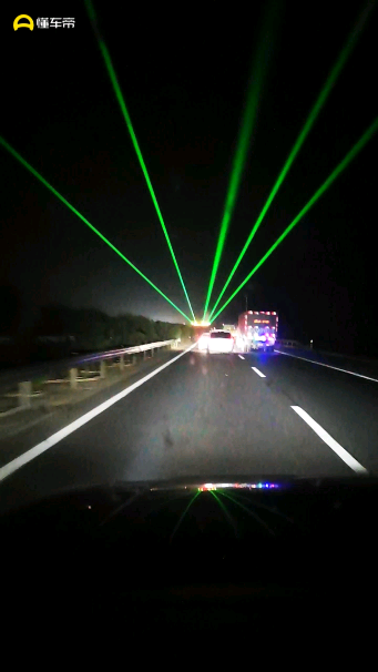 夜间高速路行驶，5公里以内有时会看到激光灯，你知道这是做什吗视频1