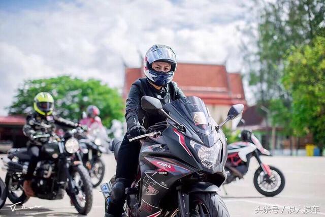 漂亮的泰国女摩托车赛车手