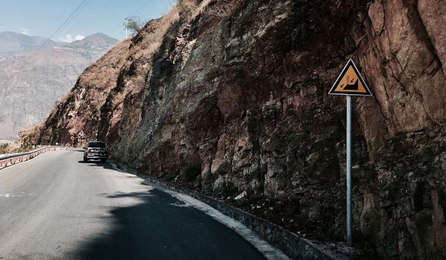 傍山險路,設在山區地勢險要路段(道路外側位陡壁,懸崖危險的路段)以前