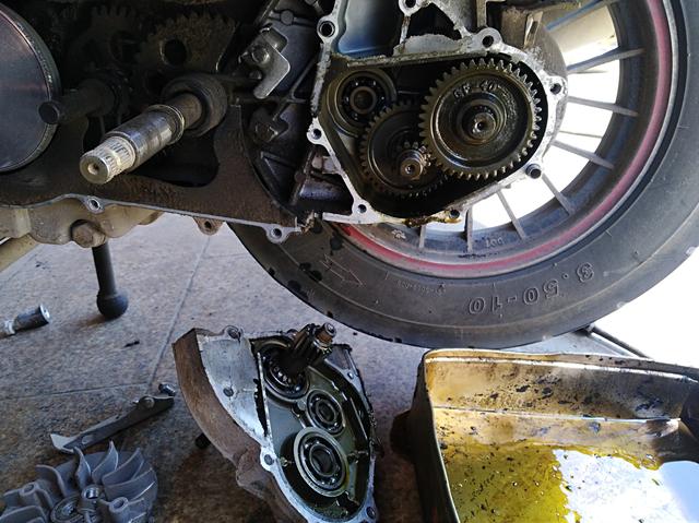 鬼火摩托车后轮有异响,检查是后尾牙轴承烂了,全图分享维修过程
